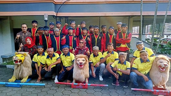sisingaan-kota-depok-raya-big-0